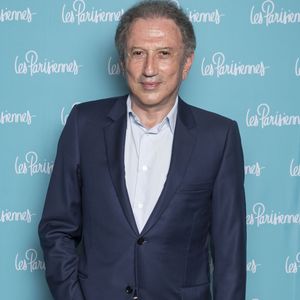 Exclusif - Michel Drucker - Photocall de la première du spectacle "Les Parisiennes" aux Folies Bergères à Paris le 24 mai 2018. Laurent Ruquier fait revivre Les Parisiennes pour un spectacle musical mêlant chant, danse, comédie. A.Dombasle, M.Galanter, H.Noguerra et I.Modja reprennent en live les succès pop et drôles du groupe culte des années 1960 et 1970. Laurent Ruquier, metteur en scène et animateur vedette de France 2, donne un nouveau souffle au spectacle qui le faisait rêver lorsqu'il était enfant. © Olivier Borde - Pierre Perusseau/Bestimage