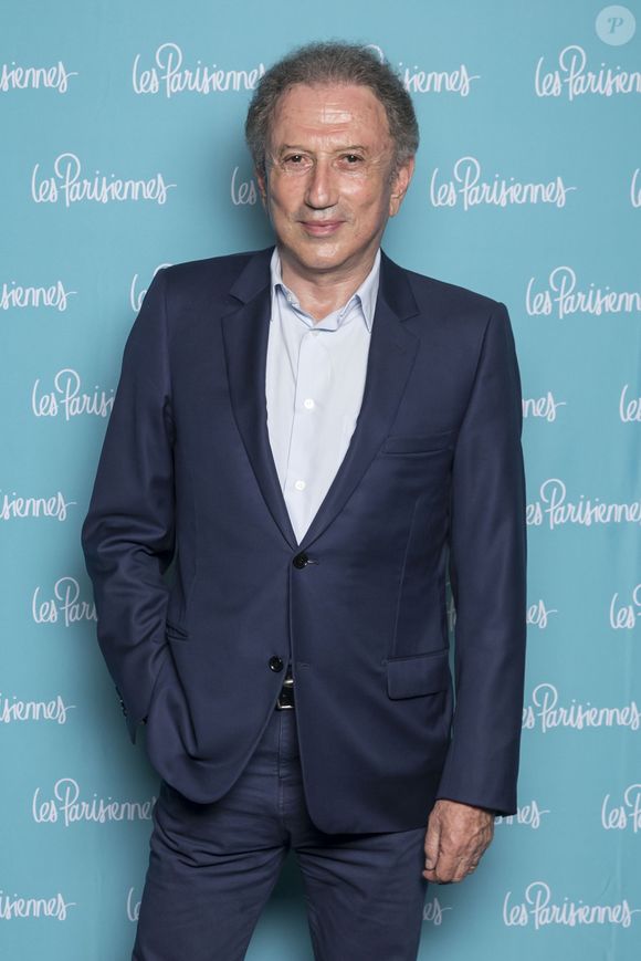 Exclusif - Michel Drucker - Photocall de la première du spectacle "Les Parisiennes" aux Folies Bergères à Paris le 24 mai 2018. Laurent Ruquier fait revivre Les Parisiennes pour un spectacle musical mêlant chant, danse, comédie. A.Dombasle, M.Galanter, H.Noguerra et I.Modja reprennent en live les succès pop et drôles du groupe culte des années 1960 et 1970. Laurent Ruquier, metteur en scène et animateur vedette de France 2, donne un nouveau souffle au spectacle qui le faisait rêver lorsqu'il était enfant. © Olivier Borde - Pierre Perusseau/Bestimage