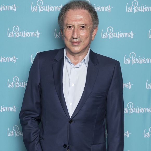 Exclusif - Michel Drucker - Photocall de la première du spectacle "Les Parisiennes" aux Folies Bergères à Paris le 24 mai 2018. Laurent Ruquier fait revivre Les Parisiennes pour un spectacle musical mêlant chant, danse, comédie. A.Dombasle, M.Galanter, H.Noguerra et I.Modja reprennent en live les succès pop et drôles du groupe culte des années 1960 et 1970. Laurent Ruquier, metteur en scène et animateur vedette de France 2, donne un nouveau souffle au spectacle qui le faisait rêver lorsqu'il était enfant. © Olivier Borde - Pierre Perusseau/Bestimage