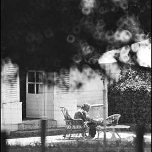 Simone Signoret dans sa maison de Campagne d'Autheuil-Authouillet en Normandie en 1980. © LAURENT SOLA / BESTIMAGE