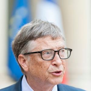 Cinquante ans plus tard, le milliardaire continue de fonctionner sur le même mode : planification minutieuse, emploi du temps millimétré et une énergie que rien ne semble épuiser. 

Le président de la république française, François Hollande, reçoit Bill Gates au palais de l'Elysée, Paris, le 27 juin 2016.
© Pierre Perusseau/Bestimage