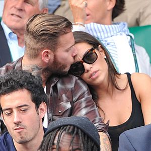 S'ils avaient gardé le secret pendant de longues semaines sur leur relation, les deux tourtereaux avaient finalement officialisé leur amour lors de la dernière représentation.

M. Pokora et Scarlett assistent aux Internationaux de France de tennis de Roland-Garros à Paris le 2 juin 2014. Photo de Bestimage