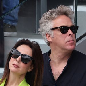 Elsa Zylberstein et un ami dans les tribunes lors des Internationaux de France de Tennis de Roland Garros, le 1er juin 2025.

Photo : Dominique Jacovides / Bestimage