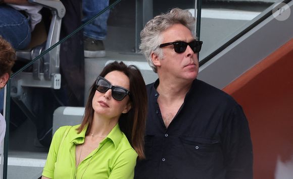 Elsa Zylberstein et un ami dans les tribunes lors des Internationaux de France de Tennis de Roland Garros, le 1er juin 2025.

Photo : Dominique Jacovides / Bestimage