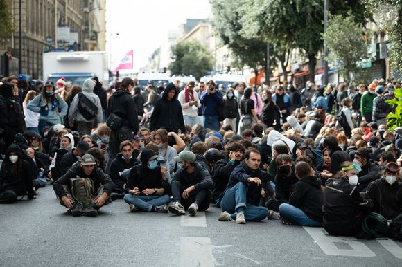 Manifestation du mouvement "bloquons tout" dans le quartier de la Gare du Nord à Paris le 10 septembre 2025.

© Jonathan Jacob / Bestimage
