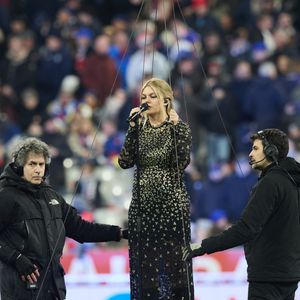 La chanteuse Louane (Louane Emera), représentante de la France au concours de l'Eurovision, interpréte pour la première fois son titre "maman", en hommage à sa mère décédée lorsqu'elle avait 17 ans, devant les 80 000 spectateurs, suspendue sur une plateforme, plusieurs mètres au-dessus de la pelouse et des musiciens, du Stade de France à la mi-temps du match du Tournoi des Six Nations opposant la France à l'Écosse, à Saint-Denis, Seine Saint-Denis, France, le 15 mars 2025. © Cyril Moreau/Bestimage