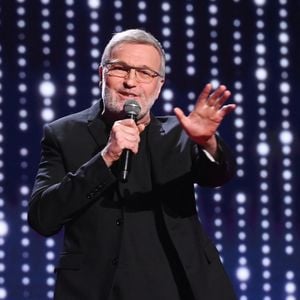 Laurent Ruquier présente le spectacle "Anne Roumanoff & Co s'amusent" à l'Olympia de Paris le 4 décembre 2022. © Coadic guirec/Bestimage