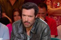 Nicolas Bedos invité sur le plateau de "Quelle époque !", une comédienne prend la défense du cinéaste qui a été reconnu coupable d'agression sexuelle.