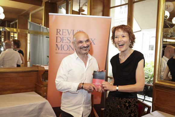Exclusif - Richard Malka a reçu le Prix de La Revue des Deux Mondes 2025 des mains de Aurélie Julia et de Marc Ladreit de Lacharrière,  en présence de Luce Perrot, Valérie Toranian, Franz-Olivier Giesbert, Emmanuel Chain, Emmanuel Kasarhérou, et de nombreux invités au Bistrot de Paris. Paris, France, le 03 juin 2025. © Jack Tribeca / Bestimage
