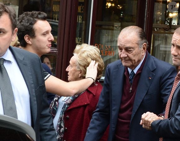 EXCLUSIF. L'ancien président français Jacques Chirac quitte la Brasserie Lipp avec sa femme Bernadette, sa fille Claude et son petit-fils Martin après un déjeuner avec l'ex-mari de Claude, Thierry Rey, à Paris, France, le 19 octobre 2013. Photo by ABACAPRESS.COM