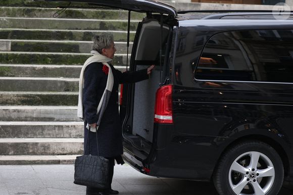 Sa petite soeur Françoise a accompagné jusqu'au bout son cercueil jusqu'au corbillard.

Françoise Laborde lors de la cérémonie des obsèques de Catherine Laborde à l'église Saint-Roch à Paris, France, le 6 février 2025.  Photo by Nasser Berzane/ABACAPRESS.COM