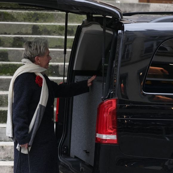 Sa petite soeur Françoise a accompagné jusqu'au bout son cercueil jusqu'au corbillard.

Françoise Laborde lors de la cérémonie des obsèques de Catherine Laborde à l'église Saint-Roch à Paris, France, le 6 février 2025.  Photo by Nasser Berzane/ABACAPRESS.COM