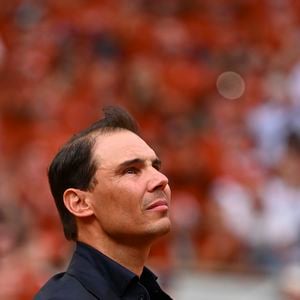 Et assez surprenant. Alors que Roland-Garros bat son plein, celui qui a pris sa retraite avait le droit à une attention particulière pour son anniversaire qui tombait pendant le tournoi. 

Hommage à Rafael Nadal lors des Internationaux de France de Tennis de Roland Garros 2025, sur le court Philippe-Chatrier au Complexe Roland-Garros à Paris, France, le 25 mai 2025. © Corinne Dubreuil/Pool FFT/Bestimage