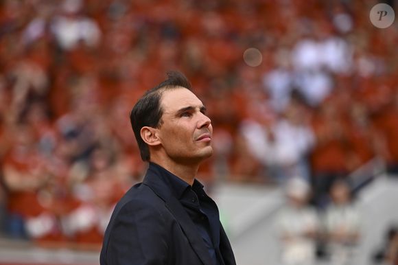 Et assez surprenant. Alors que Roland-Garros bat son plein, celui qui a pris sa retraite avait le droit à une attention particulière pour son anniversaire qui tombait pendant le tournoi. 

Hommage à Rafael Nadal lors des Internationaux de France de Tennis de Roland Garros 2025, sur le court Philippe-Chatrier au Complexe Roland-Garros à Paris, France, le 25 mai 2025. © Corinne Dubreuil/Pool FFT/Bestimage