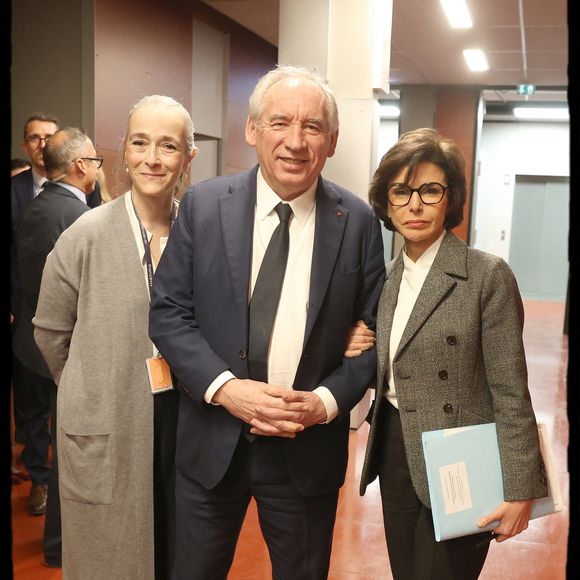 Exclusif - François Bayrou, premier ministre, Rachida Dati, ministre de la Culture, Delphine Ernotte, présidente de France Télévisions lors du Comité interministériel du handicap dans les locaux de France Télévisions à Paris le 6 mars 2025.

© Alain Guizard / Bestimage