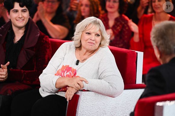 Exclusif - Gjon's Tears, Laurence Boccolini et Michel Drucker lors de l'enregistrement de l'émission Vivement dimanche présentée par M.Drucker aux studios Rive Gauche, à Paris, France, le 1er octobre 2025. Diffusion sur France 3 le 9 novembre 2025. © Guillaume Gaffiot/Bestimage