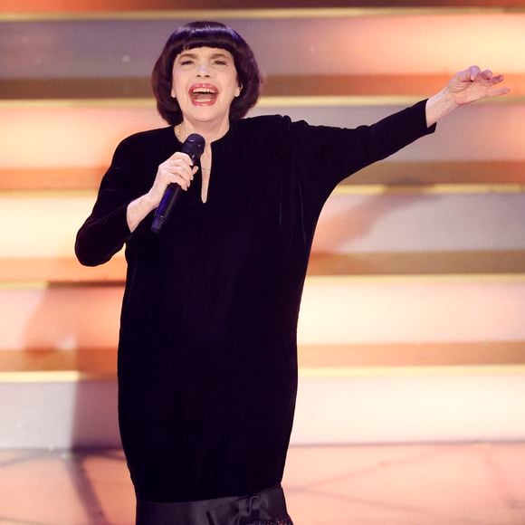 qu'elle va célébrer à l'Olympia ce mois-ci,

Mireille Mathieu dans l'émission télévisée ARD "La Fête de l'Avent aux 100 000 lumières" au Centre des Congrès de Suhl, Allemagne, le 2 décembre 2023. © Action Press/Bestimage