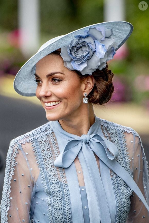 Le protocole royal voudrait notamment que le port du chapeau soit de 6h à 18h précises

La duchesse de Cambridge lors de la première journée du Royal Ascot à l'hippodrome d'Ascot. 18 juin 2019. Photo by Robin Utrecht/ABACAPRESS.COM
