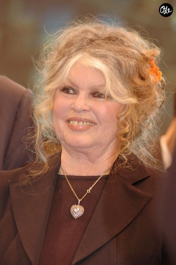 Auprès de Var-Matin, elle raconte son attachement à cet héritage musical et confie avoir également acheté une rocking-chair et un miroir psyché ayant appartenu à l’actrice.

Archives - Brigitte Bardot le 1er juin 2011 à Paris. © Bestimage
