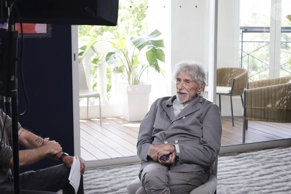 Pour lui, il ne s’agit pas d’une perte de capacités mais d’un choix réfléchi pour mieux gérer son énergie et continuer à travailler.

Exclusif - Augustin Trappenard interviewe Pierre Richard pour Brut lors du 78ème Festival International du Film de Cannes, au Palais des Festivals à Cannes, le 22 mai 2025. © Jack Tribeca/Bestimage
