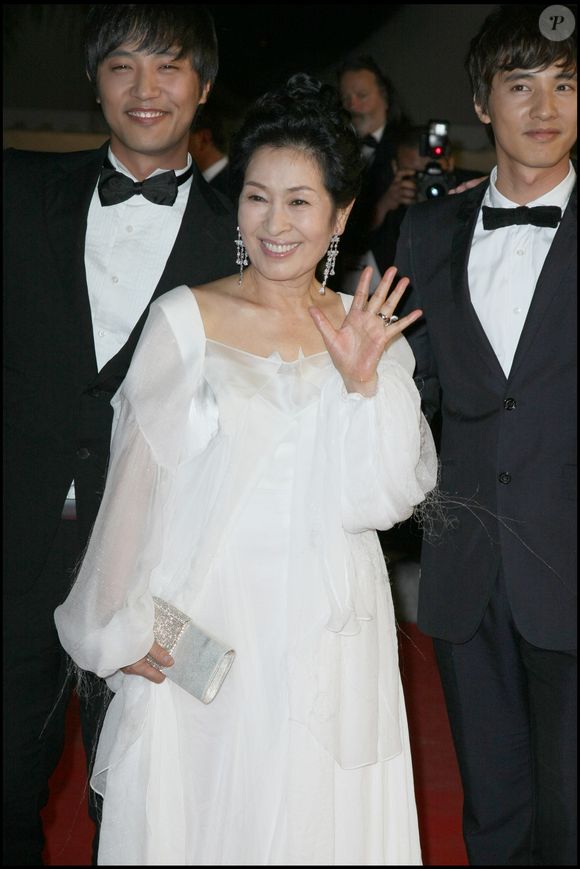 Elle partageait l'écran avec l'acteur Won Bin et avait reçu le prix de révélation féminine de l’équivalent sud-coréen des Oscars.

Jin Goo, Kim Hye-ja et Won Bin au Festival de Cannes 2009.

Photo : Borde-Moreau / Bestimage