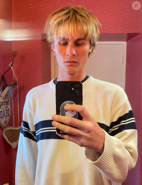 Si son visage ne vous disait peut-être rien, sa maman n'est pas une inconnue
Adrien, candidat de "Secret Story 2025"