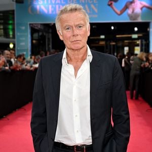 "La journée à laquelle vous assisterez se déroulera selon l’agenda de l’équipe du film, en studio ou en extérieur, et sa date sera fixée en fonction de vos disponibilités et des leurs"

Franck Dubosc durant le soirée de clôture du festival Cinéroman au Pathé gare du Sud, à Nice le 4 octobre 2025. © Bebert-Jacovides/Bestimage