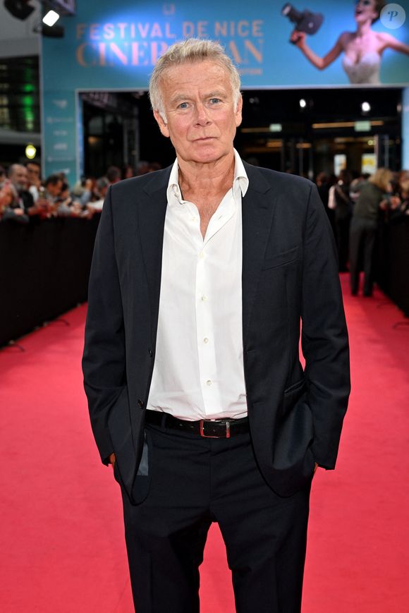 "La journée à laquelle vous assisterez se déroulera selon l’agenda de l’équipe du film, en studio ou en extérieur, et sa date sera fixée en fonction de vos disponibilités et des leurs"

Franck Dubosc durant le soirée de clôture du festival Cinéroman au Pathé gare du Sud, à Nice le 4 octobre 2025. © Bebert-Jacovides/Bestimage