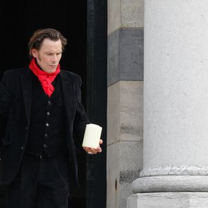Joignant le geste à la parole, Sagamore Stévenin a mis sa carrière entre parenthèses pour se consacrer à un chantier titanesque.
Sagamore Stévenin (fils de J.F. Stévenin) - Sortie des obsèques de Jean-François Stévenin au Père Lachaise à Paris, France, le 4 août 2021.