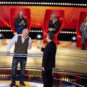 Exclusif - Antoine Duléry et Bruno Guillon lors de l'enregistrement de l'émission "Qui Ment?" présentée par B.Guillon et diffusée le 20 août 2026 sur France 2, à Saint-Denis, Seine Daint-Denis, France, le 24 novembre 2025. © Jeremy Melloul/Bestimage