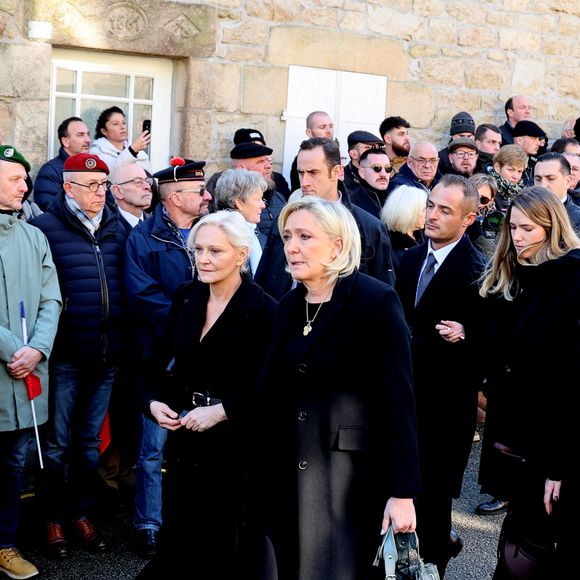 Marine Le Pen, sa soeur Marie-Caroline, Mathilde Chauffroy (fille de Marine Le Pen) et son mari Matthieu Parent - Arrivées des membres de la famille Le Pen aux obsèques de Jean-Marie Le Pen en l'église Saint-Joseph à la Trinité-sur-Mer  le 11 juillet 2025. © Dominique Jacovides / Guillaume Collet / Bestimage