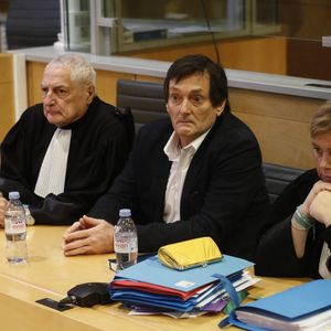 Pierre Palmade au tribunal de Melun avec ses avocats pour son procès pour blessures involontaires à la suite d'un accident de la route en février 2023 dans lequel sa voiture a percuté un autre véhicule à Melun. Le 20 novembre 2024. © Christophe Clovis / Bestimage
