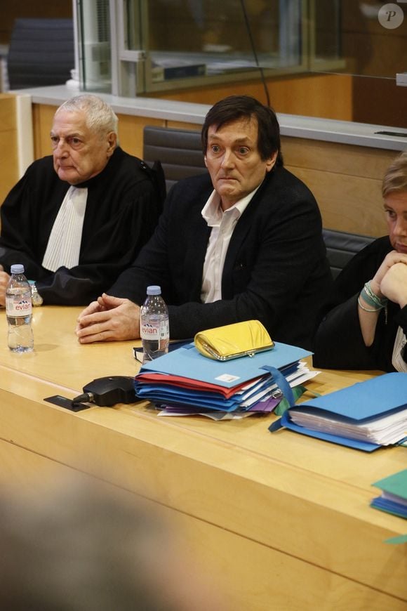 Pierre Palmade au tribunal de Melun avec ses avocats pour son procès pour blessures involontaires à la suite d'un accident de la route en février 2023 dans lequel sa voiture a percuté un autre véhicule à Melun. Le 20 novembre 2024. © Christophe Clovis / Bestimage