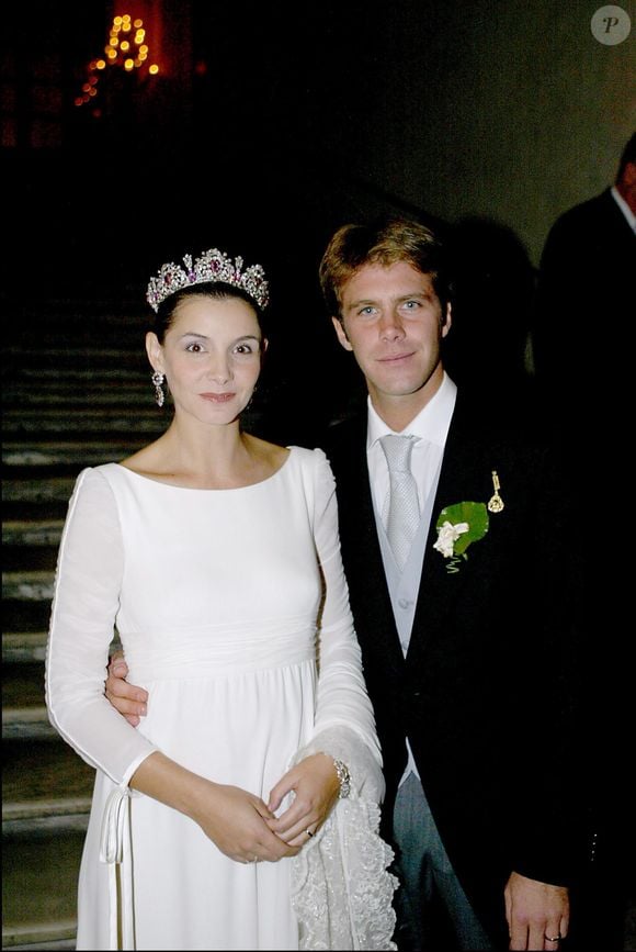 Le créateur avait donc dû s'adapter à la silhouette de la princesse que personne ne devait soupçonner Mariage du prince Emmanuel-Philibert de Savoie et de Clotilde Courau à la basilique Sainte-Marie-des-Anges à Rome le 25 septembre 2003 © AGENCE / BESTIMAGE