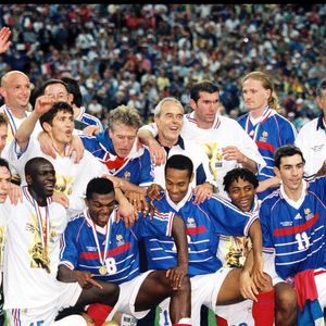 Archives - Laurent Blanc, Stéphane Guivarch, Alain Boghossian, Frank Leboeuf, Lilian Thuram, Bixente Lizarazu, Christian Karembeu, Marcel Desailly, Didier Deschamps, Thierry Henry, Zinedine Zidane, Bernard Diomède, Emmanuel Petit, Robert Pirès, Henri Émile, Youri Djorkaeff, Patrick Vieira - l'Équipe de France vainqueur de la Coupe du Monde de football en 1998. 

© Bestimage