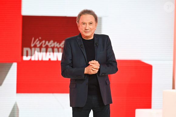 Il suit alors depuis les recommandations des médecins.

Exclusif - Michel Drucker - Enregistrement de l'émission "Vivement Dimanche" au Studio Gabriel à Paris, présentée par M.Drucker et diffusée le 5 octobre sur France 3
© Guillaume Gaffiot / Bestimage