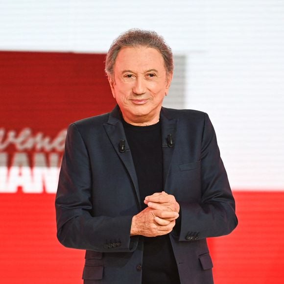 Il suit alors depuis les recommandations des médecins.

Exclusif - Michel Drucker - Enregistrement de l'émission "Vivement Dimanche" au Studio Gabriel à Paris, présentée par M.Drucker et diffusée le 5 octobre sur France 3
© Guillaume Gaffiot / Bestimage