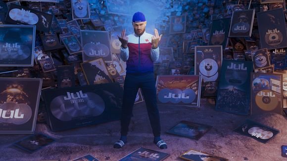 Jul au Stade de France : comment son accessoire considéré comme ringard est devenu incontournable ?