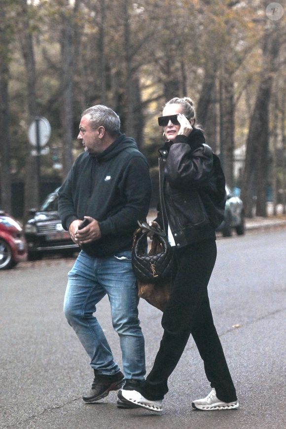 Exclusif -  Laeticia Hallyday, accompagnée de Carl (chauffeur et garde du corps), arrive pendant l'emménagement de son nouvel appartement parisien, à Paris, France, le 16 octobre 2025. © Agence / Bestimage
