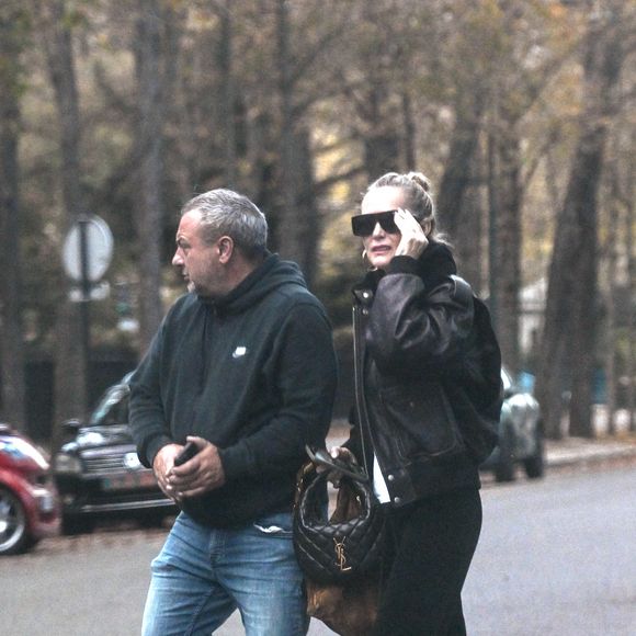 Exclusif -  Laeticia Hallyday, accompagnée de Carl (chauffeur et garde du corps), arrive pendant l'emménagement de son nouvel appartement parisien, à Paris, France, le 16 octobre 2025. © Agence / Bestimage