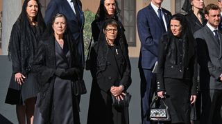 Visite du pape Léon XIV : pourquoi Caroline et Stéphanie de Monaco étaient en noir avec Charlotte Casiraghi ?