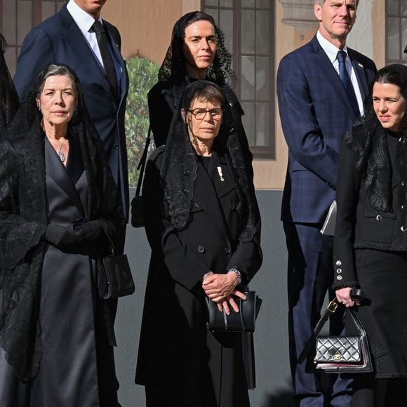 Visite du pape Léon XIV : pourquoi Caroline et Stéphanie de Monaco étaient en noir avec Charlotte Casiraghi ?