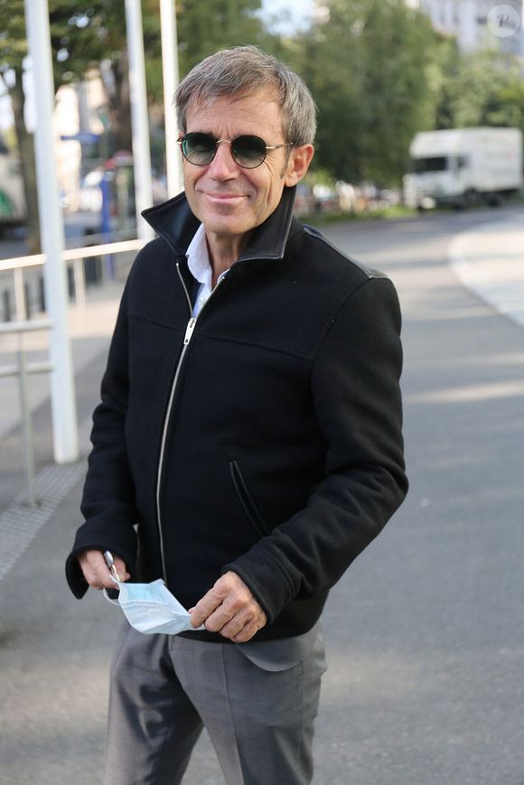 Exclusif - Le journaliste français de 55 ans, David Pujadas, qui officie actuellement sur LCI, arrive devant les studios de Radio France, le 22 septembre 2020 à Paris. 
© Panoramic / Bestimage.