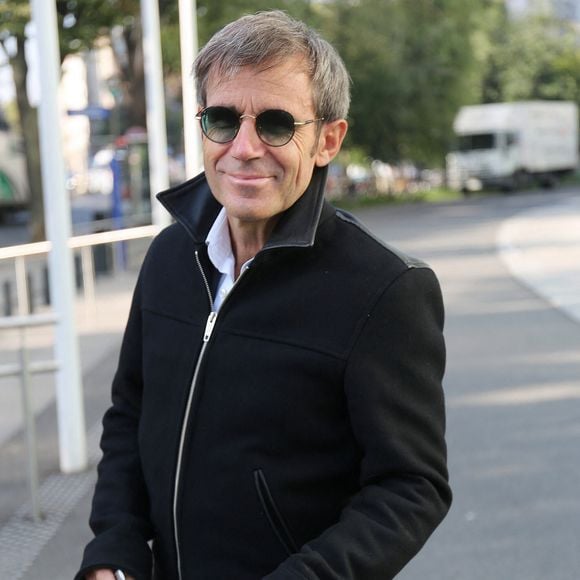 Exclusif - Le journaliste français de 55 ans, David Pujadas, qui officie actuellement sur LCI, arrive devant les studios de Radio France, le 22 septembre 2020 à Paris. 
© Panoramic / Bestimage.