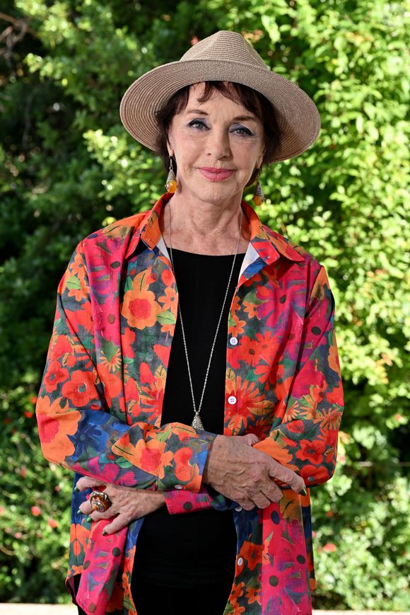 Il s’agit d’Anny Duperey et de Mel B, l’ancienne Spice Girl.

Anny Duperey durant la 29ème édition du Festival du Livre de Nice au Jardin Albert 1er, le 30 mai 2025. Le président d'honneur est Allain Bougrain-Dubourg, le prix Baie des Anges a été remporté par l'auteur franco-russe Andreï Makine. La 29ème édition du Festival du Livre de Nice se déroule du 30 mai au 1 juin. Plus de 200 auteurs sont présents pour ce rendez-vous européen et méditerranéen du livre. Le thème de cette édition est : Prendre le Large. © Bruno Bebert / Bestimage