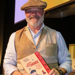Le chef Philippe Etchebest au 20ème Festival du Livre gourmand au Théâtre de Périgueux, le 15 novembre 2025. ©Jean-Marc LHOMER/Bestimage. # | 00732629