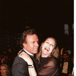 Julio Iglesias avec Ursula Andress - World Music Awards - 1997 - Monaco. (MARIO BRENNA / BESTIMAGE).