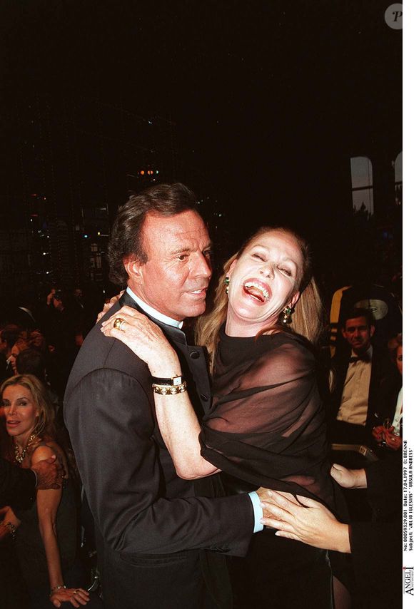 Julio Iglesias avec Ursula Andress - World Music Awards - 1997 - Monaco. (MARIO BRENNA / BESTIMAGE).