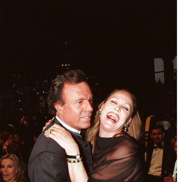 Julio Iglesias avec Ursula Andress - World Music Awards - 1997 - Monaco. (MARIO BRENNA / BESTIMAGE).