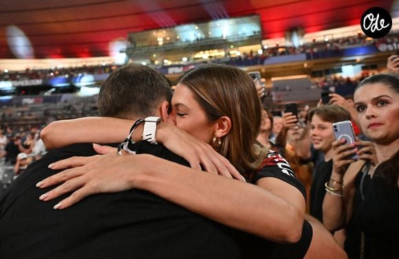 Iris Mittenaere et son compagnon Antoine Dupont - I.Mittenaere enlace son compagnon A.Dupont à l'issue de la victoire des Toulousains en finale du Top 14, face à Montpellier (28 - 20) au stade de France, le 27 juin 2026. 
© Christian Liewig / Bestimage